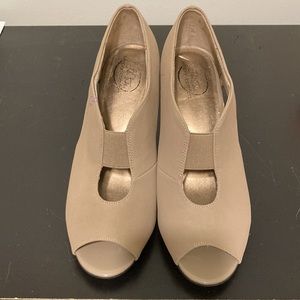 LifeStride “Carla” Beige peeping Bootie Pump faux suede. New in box.